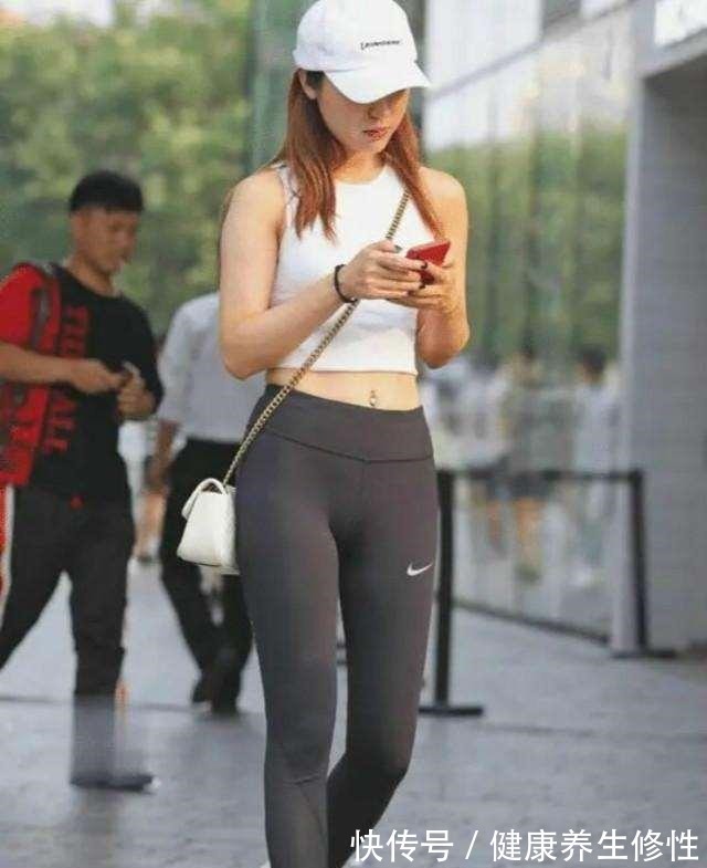 墨镜 黑色酷帅墨镜搭配白色防晒衫,搭配非常广泛,并没有太多的思考!