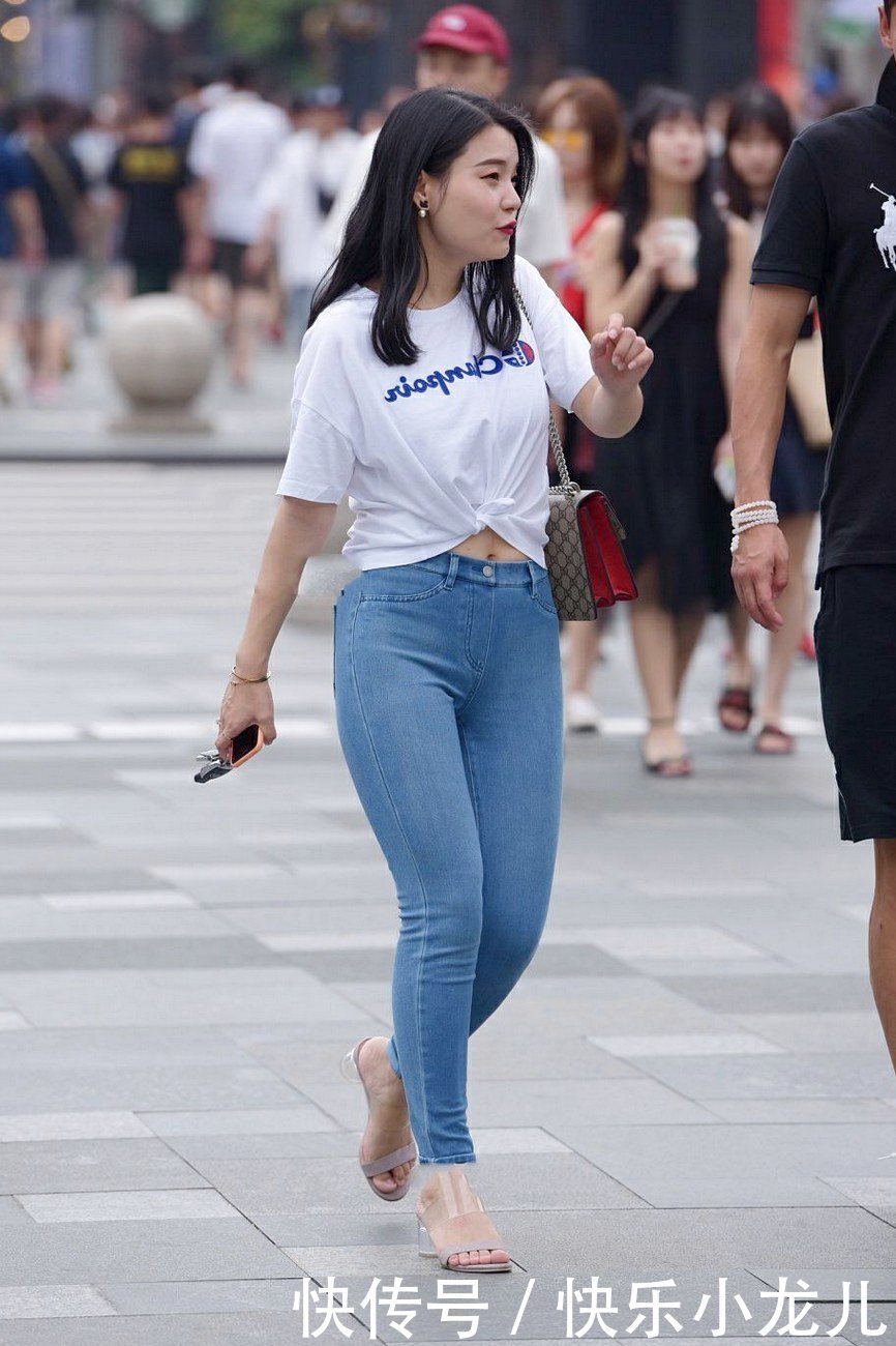 愈加|纯白印花短袖搭配牛仔裤,成熟气息中增添一丝俏皮!