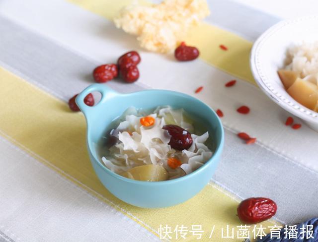 苹果银耳羹|苹果生吃太凉了，用这个方法煮一锅，香甜爽口又滋补，冷天可多吃