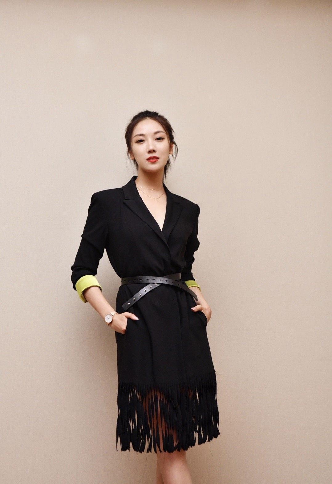 裙摆|菅纫姿有颜有腰又会穿,一袭黑白拼接礼服华丽高贵,美得惊艳