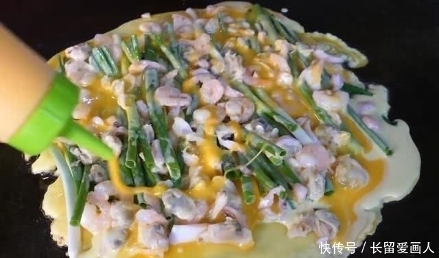 外酥|大妈街边卖“豪华煎饼”，外酥里嫩，料足味美，来吃的都是回头客