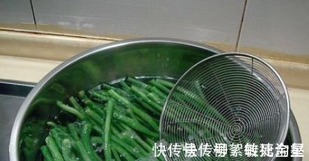 用它和鸡蛋调馅包饺子，鲜香美味，全家人都爱吃，比韭菜饺子还香！