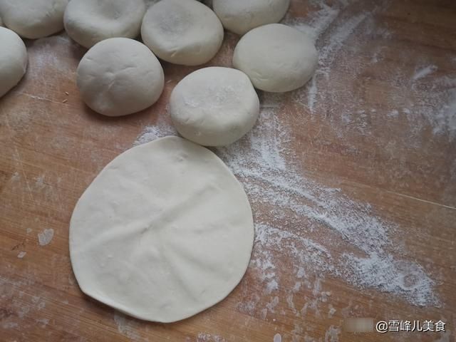 10月蒸包子，韭菜芹菜靠边站，这菜好吃又营养，比肉馅包子都香