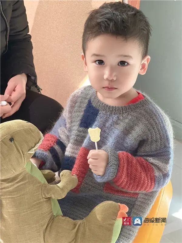 耐克鞋 奶奶为孙子织出14000元奢侈品同款毛衣!网友:无价之宝!