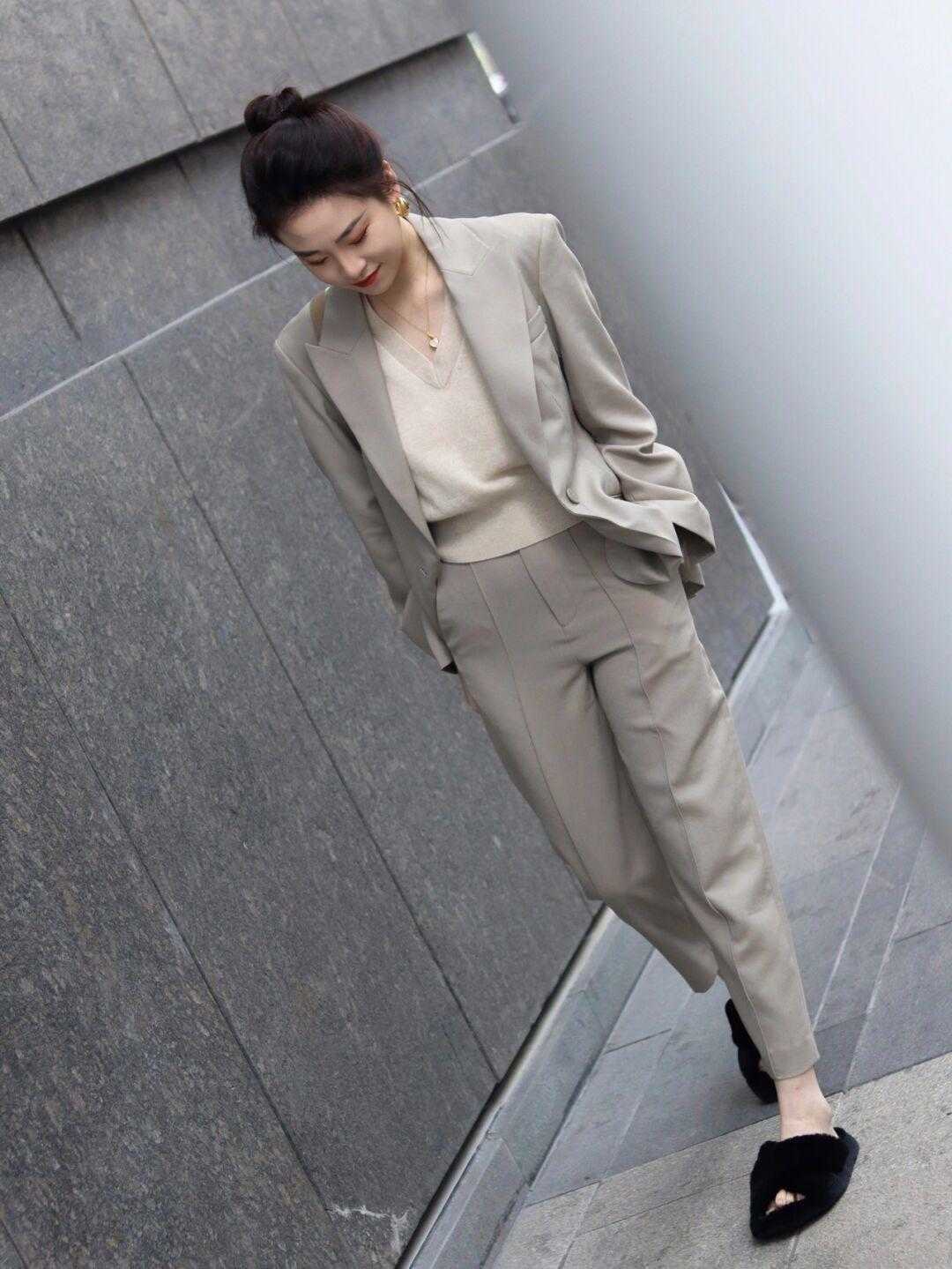 西装外套 西装外套做外搭,还有比这更干脆的搭配嘛?