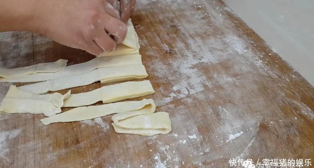 面粉别炸油条了，锅里炸一炸，做出特色小零食，比薯片麻花还好吃