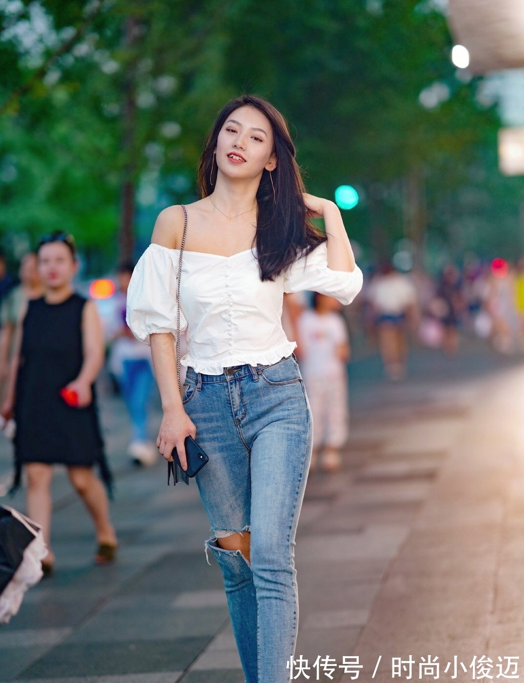 搭配|白肩搭配牛仔长裤舒适好看,搭配显气质且有魅力