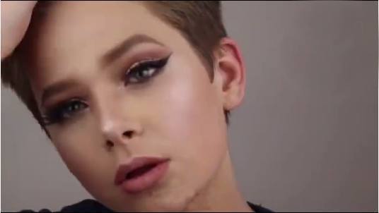 5岁小男孩模仿老妈化妆,化完后的样子无法想象,叫人傻住