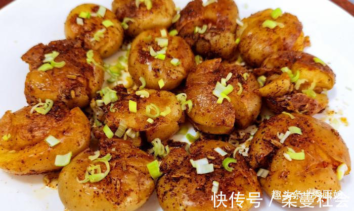 小土豆|这食材价格不贵,营养却很全面,简单一蒸一煎,当菜又当饭,真香