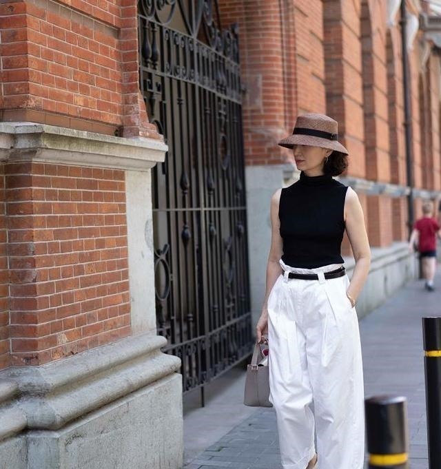 无袖衫 年近60岁却美得优雅,这位中老年妈妈的“气质”穿搭,真值得学