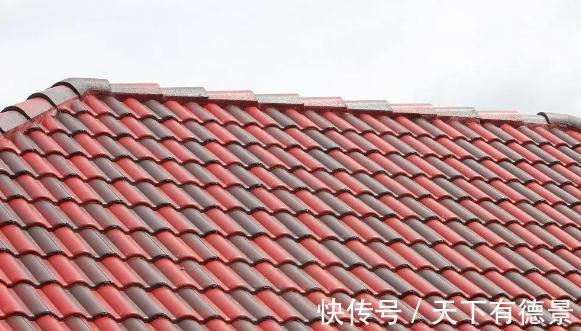 翻新屋面|农村老房子“翻新屋面”用什么瓦好?听完内行人的分析,不再纠结