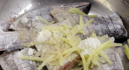 煎带鱼,不要裹面粉或者裹面糊了,学会这样做,更酥脆不油腻