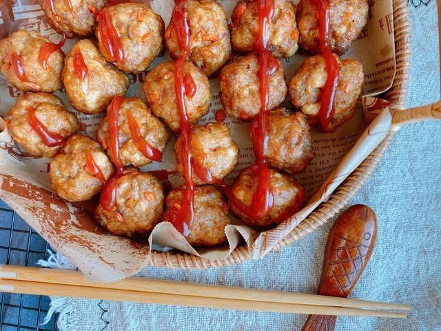 炸丸子有人放面粉,有人放淀粉,都不对,掌握3点,丸子外酥里软