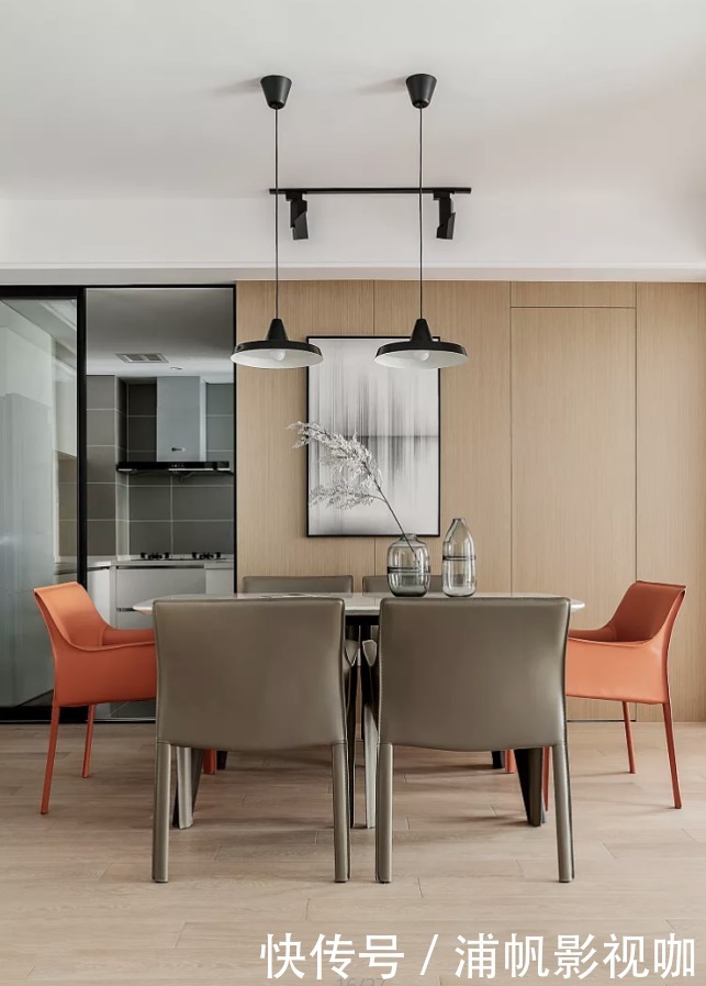 瞬间|装修时房门别装单开门了,他家这么设计,让全屋瞬间放大一倍