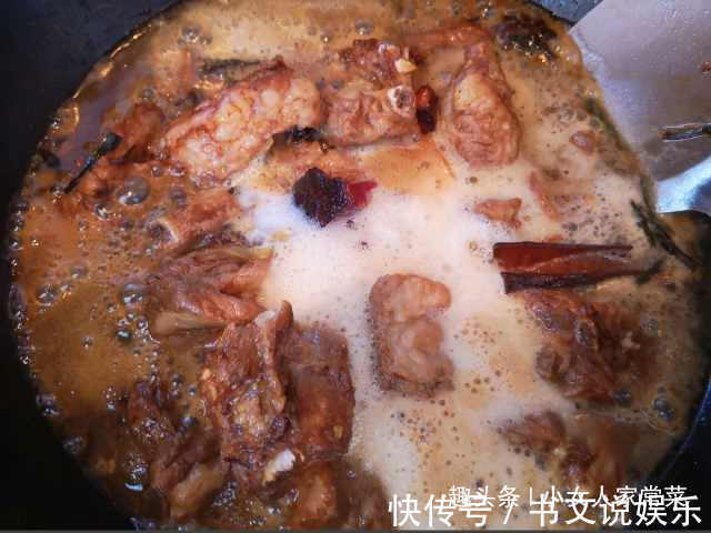 炖排骨时加入一样东西，排骨20分钟就醇香软烂，材料每家都有
