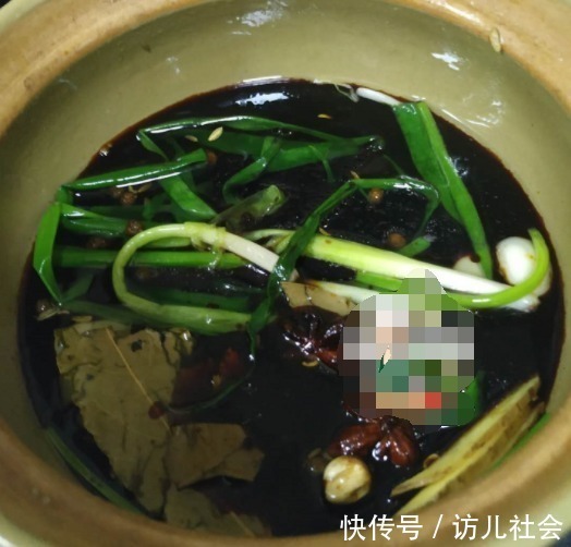 下酒最馋它，倒半瓶酱油，不加一滴水，越焖越香，馋到流口水