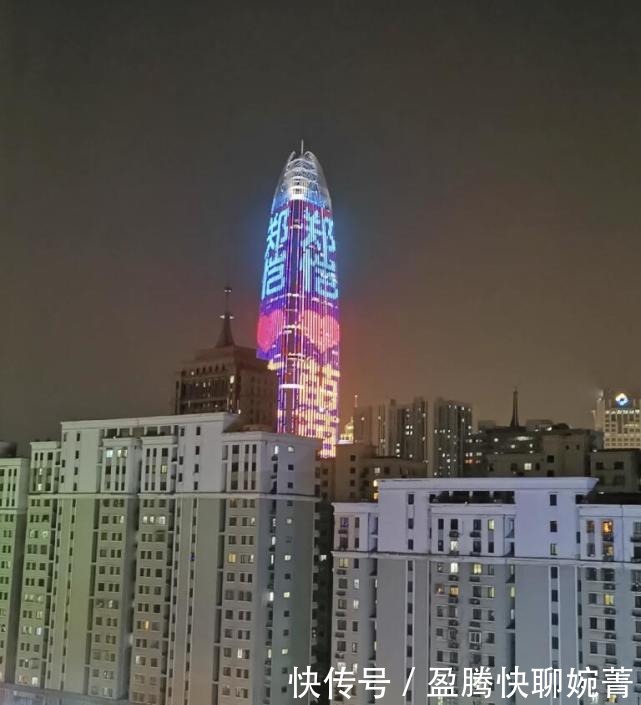 整个城市吃狗粮!“郑恺爱苗苗”出现大屏上,夫妻甜蜜羡煞旁人