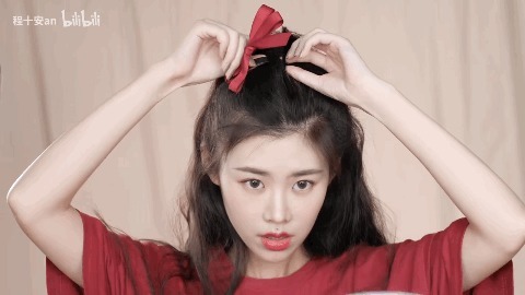 丝巾 别再披头散发了!这3个发型小技巧显嫩又高级