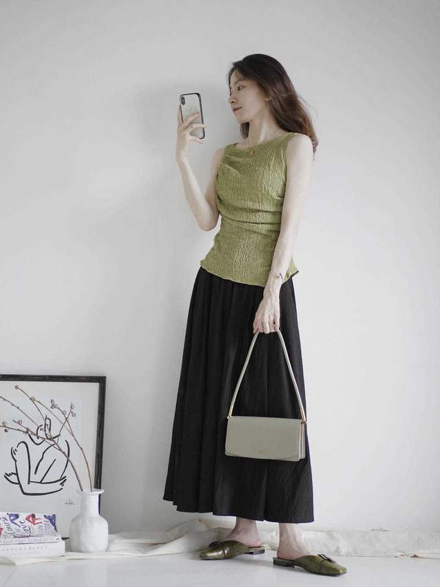 v领|最想要显瘦的穿衣技巧来了,无袖绿色上衣搭配黑色半身裙,超洋气