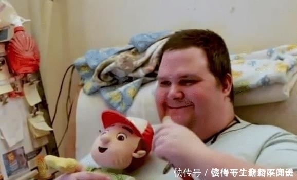 家长|美国33岁“巨婴”火了,用奶嘴穿纸尿裤,每天等着妈妈喂饭
