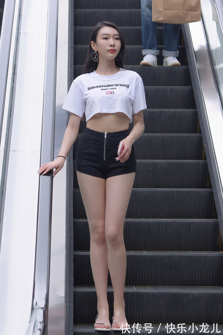 高腰短裤 经典的搭配,白色短款短袖衫,配黑色高腰短裤,清新时尚高挑靓丽