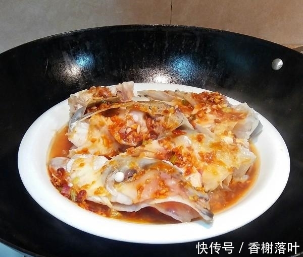 鱼头|鱼头二吃:嫩滑香甜的酱蒸大鱼头;味道鲜美的豆腐滚鱼汤;来试试