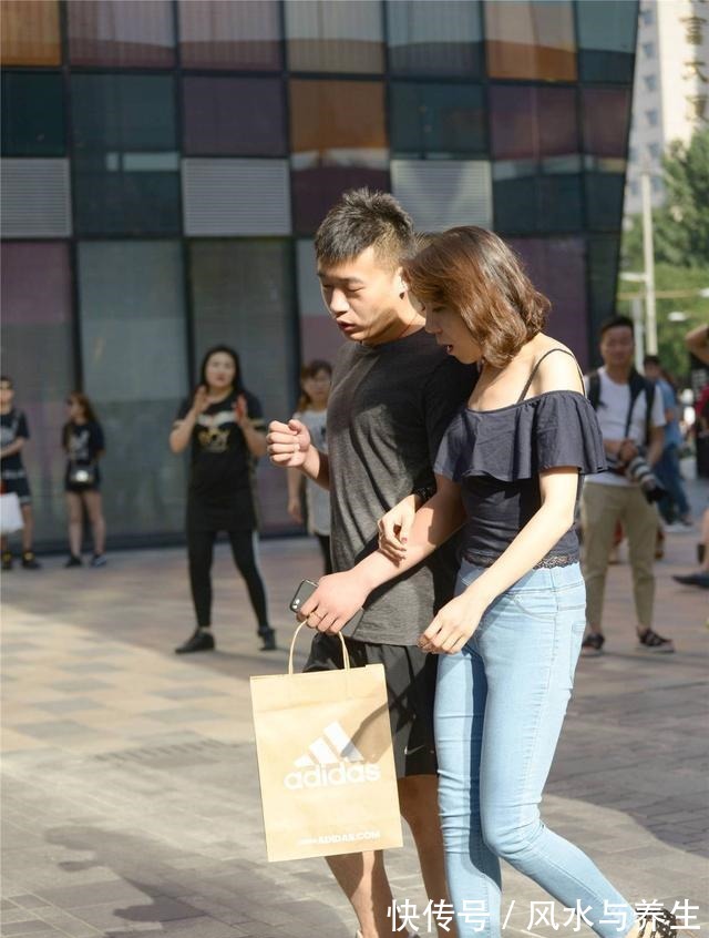 紧身牛仔 微胖身材的姑娘,穿出时尚感,选择紧身牛仔,搭配高跟鞋更显气质!