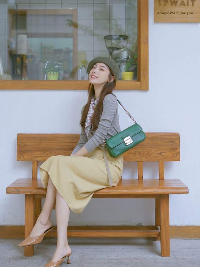 半身裙|女生博主秋冬穿搭指南,针织开衫搭配百褶半身裙,高贵优雅又温柔