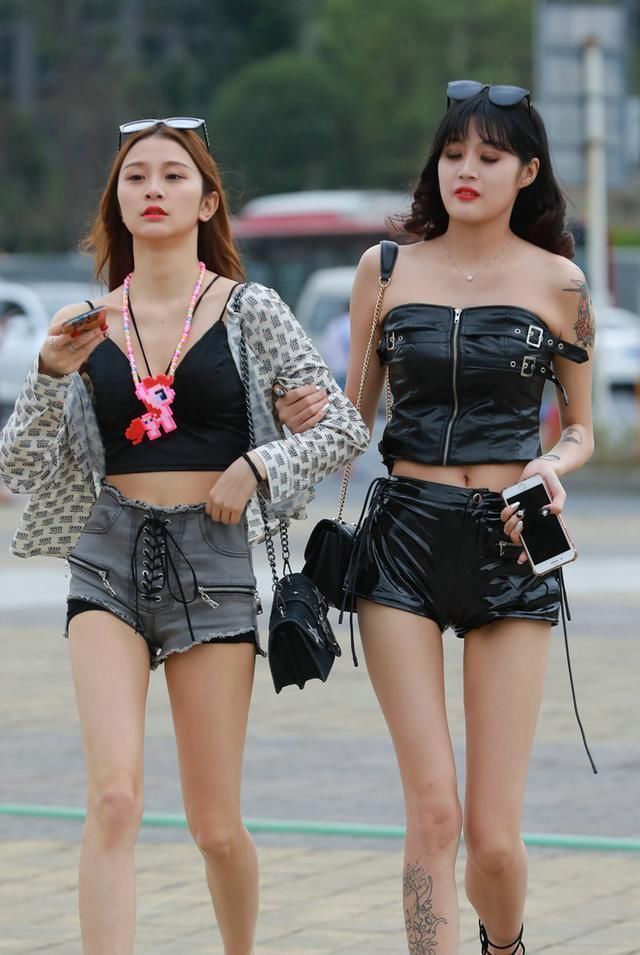 短裙|街拍搭配防晒衣既能当短裙又能披肩防晒两全其美的穿搭小妙招