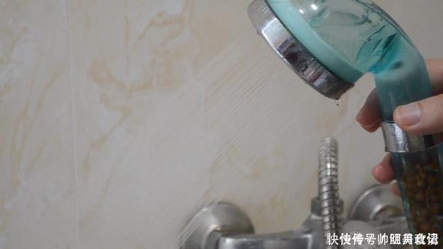 白醋|把牙膏抹到淋浴喷头上,一年省下不少钱,轻松解决亿万家庭困扰