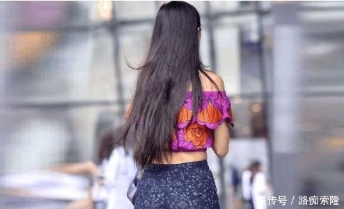 街拍美女:清凉女神逛街,满脸笑容很自信