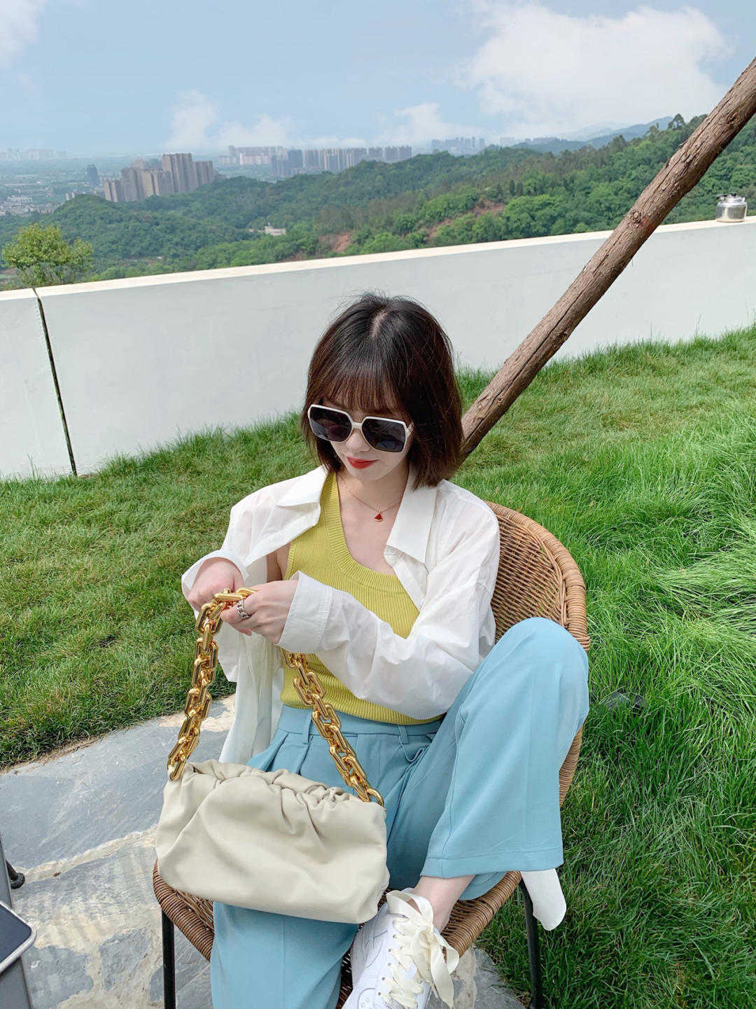 夏季|夏季阔腿裤要这样穿，搭配上白色衬衫，广告显得清爽，显瘦又舒适