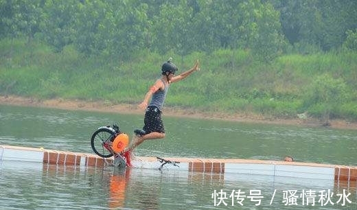 自行车|说真的,这个沙雕自行车比赛,不信有人能拿到5000奖金