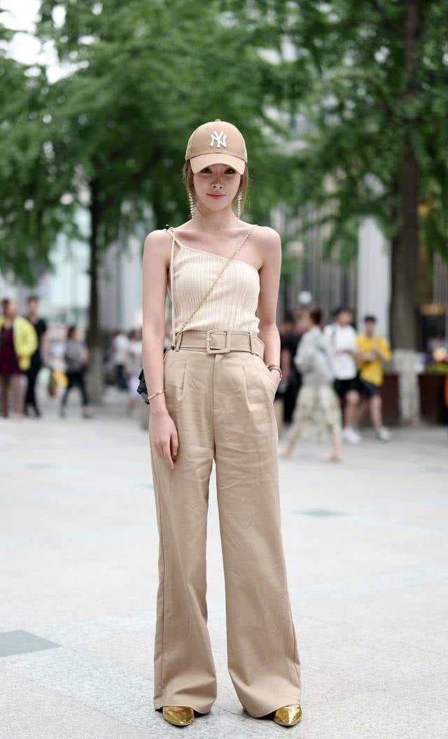 街拍:美女红色挂脖背心搭配牛仔热裤,清清爽爽的还很显腿长