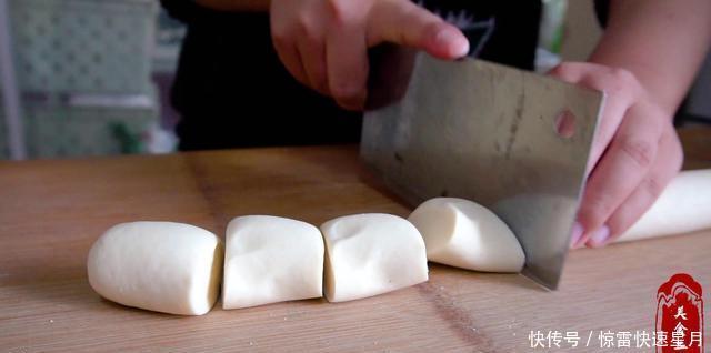 分享|蒸花卷时,和面别只放水和酵母粉,分享技巧经验,松软亮白不发硬