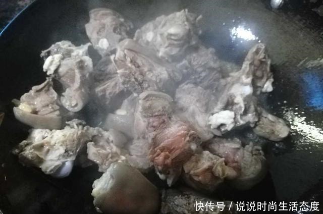 补冬少不了羊肉,羊肉做得好,有两样调料少不了