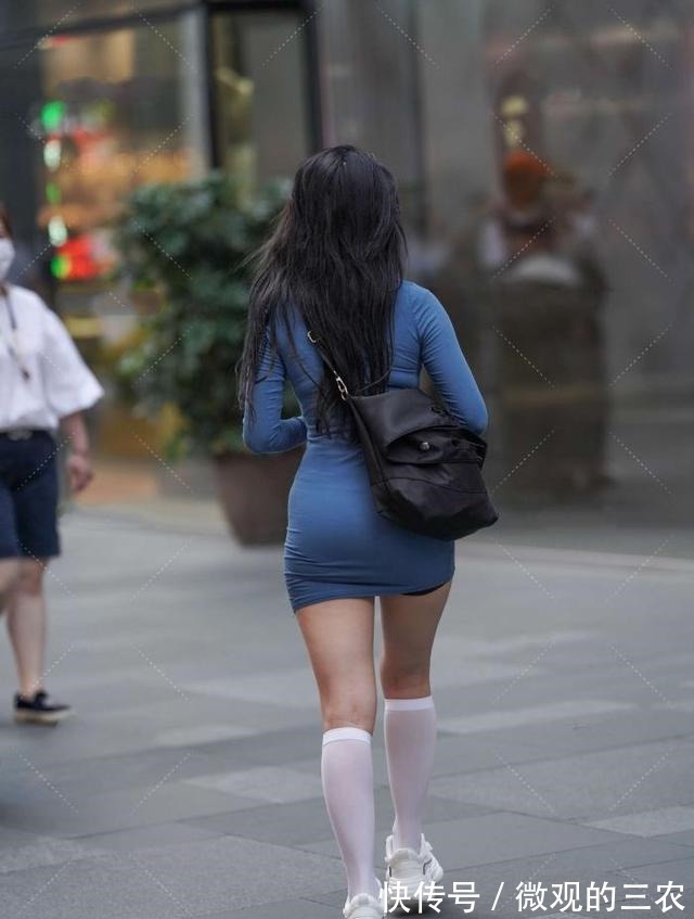 连衣裙 字母设计的蓝色连衣裙，休闲又有型，时尚潮流范！