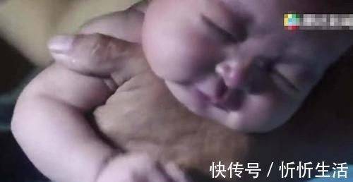 左手|宝宝第一次洗澡,全程面无表情,网友这老成的模样不像新生儿