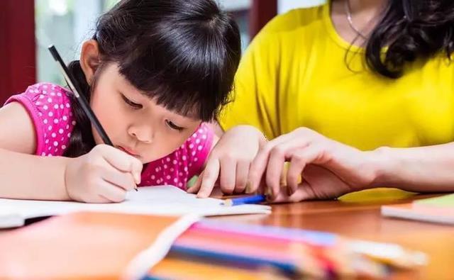 学霸|孩子将来是不是学霸,或许从小有征兆,有这4个特点就偷着乐吧