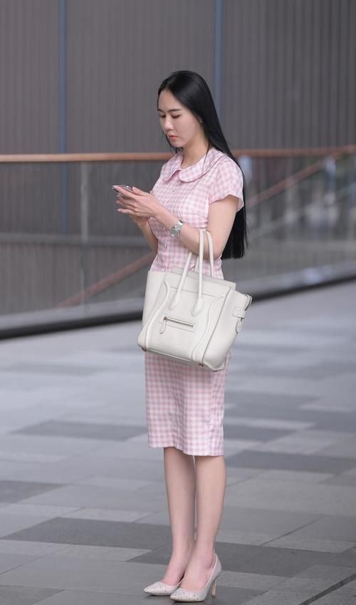 一身黑色|一身黑色吊带连衣裙和几件小饰品,气质极为高贵