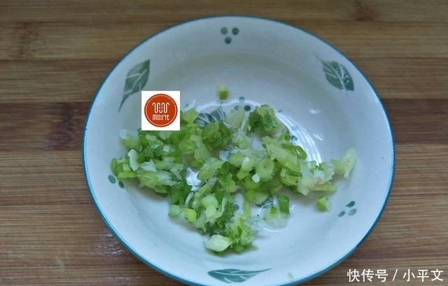 茄子别再炒了,换种吃法比炒着吃营养翻倍,上桌大家抢着吃!