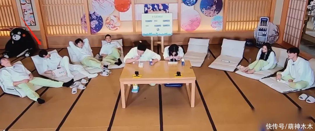 節目|蔡徐坤《奔跑吧》玩手機被發現，常駐MC都在努力，他卻在摸魚