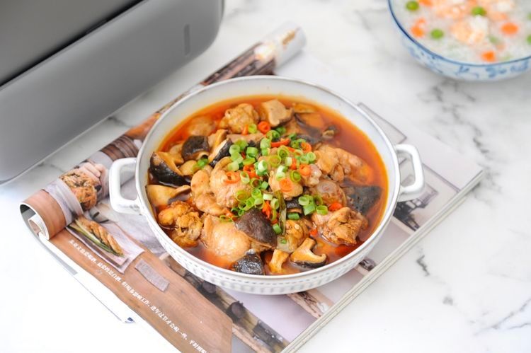 鸡块搭配着香菇一起蒸，肉质鲜嫩又可口，制作简单又美味