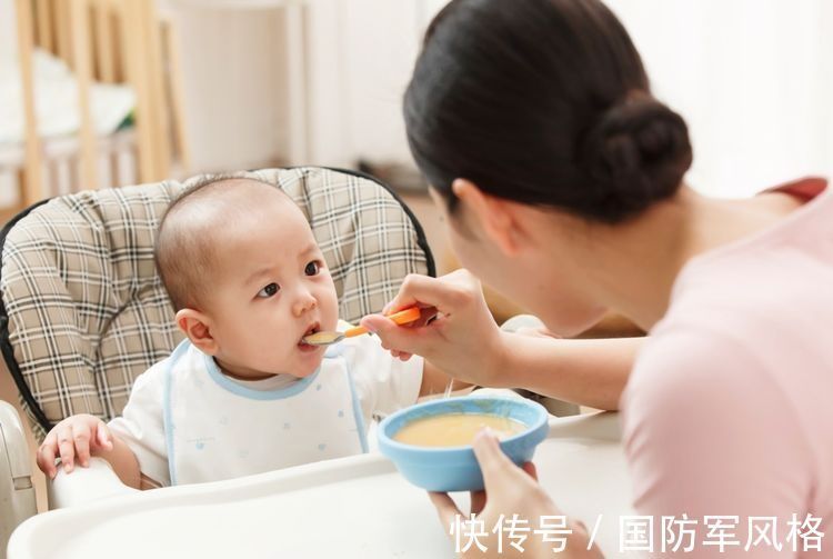 专注力|4岁男孩因吃饭排场大走红，“奶奶喂=吃软饭”，自主进食别再拖了