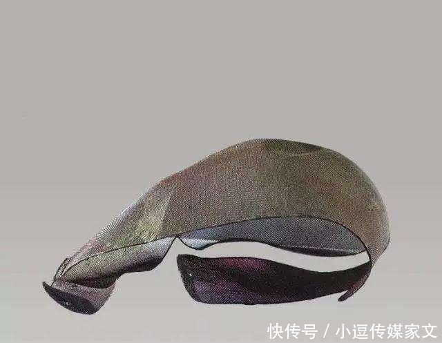 利豨墓出土一件千年“官帽”,外形很诡异,专家:影视剧忽悠人