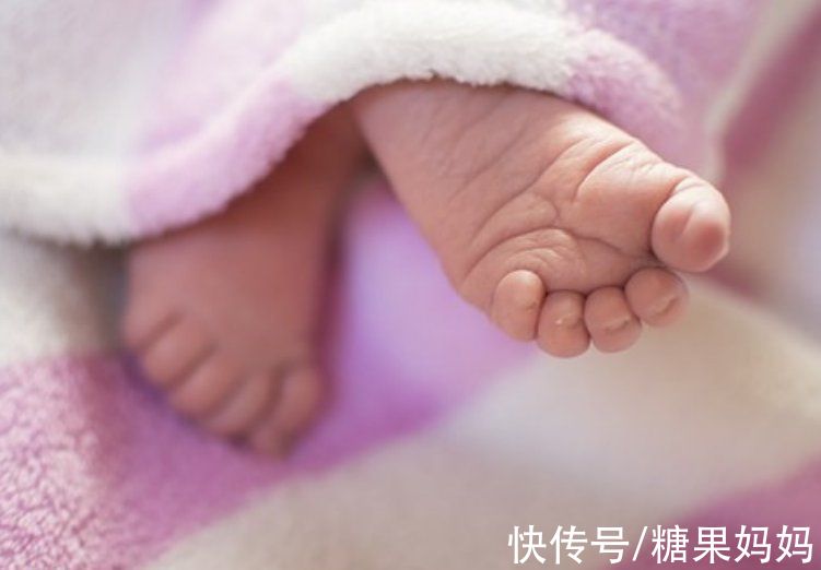 捂热综合症|宝宝在冬天容易被“捂”出病，给娃穿衣盖被的误区，许多家长在碰