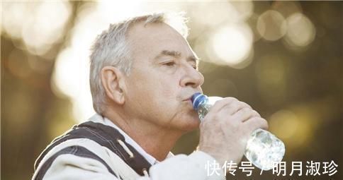 口渴|糖尿病人如何改善喝水多、尿多的情况？教你每天喝多少水最合适