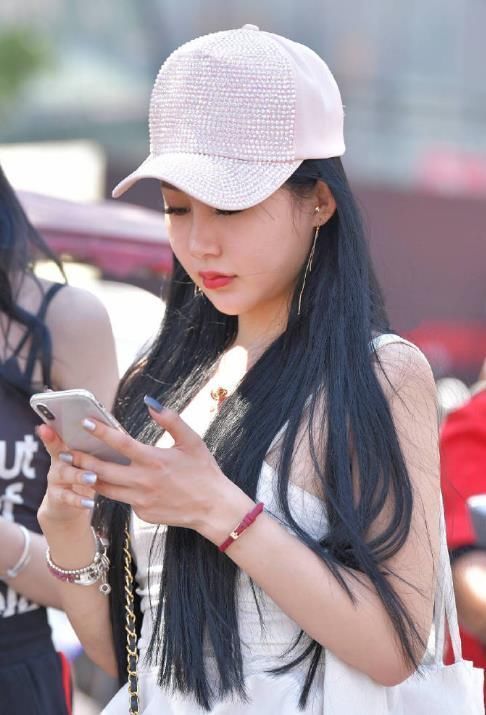 气质妖媚美女小姐姐，低调又文艺，穿出自信美