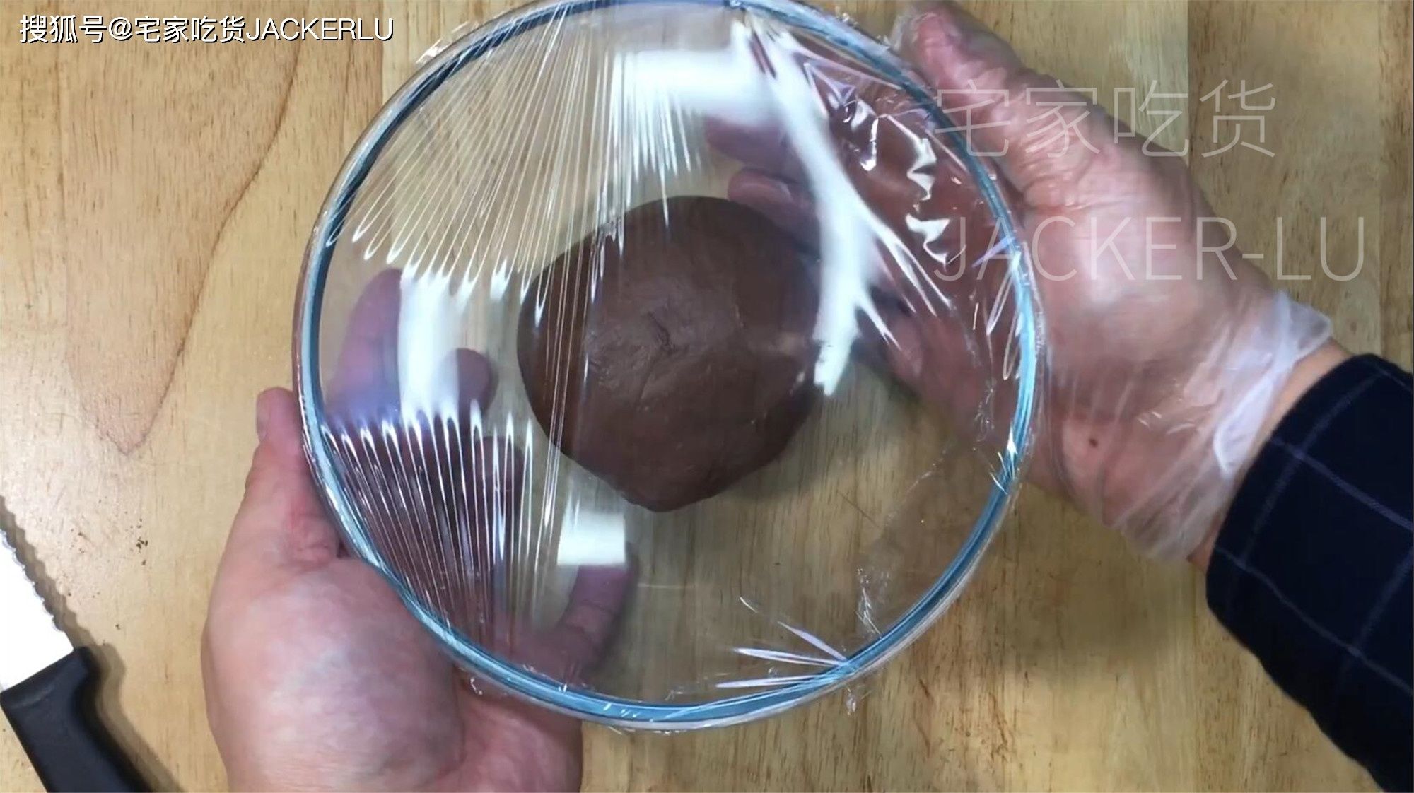 双色吐司面包,牛奶与可可携手共舞,双重味觉享受。