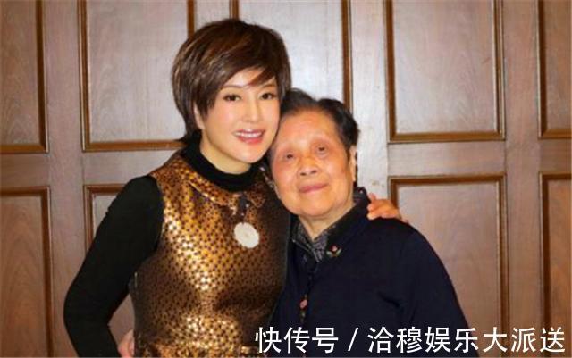 刘晓庆&2008年谢晋葬礼上,刘晓庆戴黑眼镜提大袋现金不收我就撒在大厅